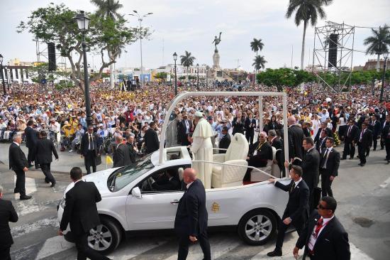 El Papa dice a obispos que denuncien abusos contra la gente