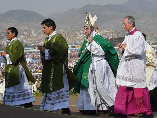 El papa cierra su visita a Perú entre críticas
