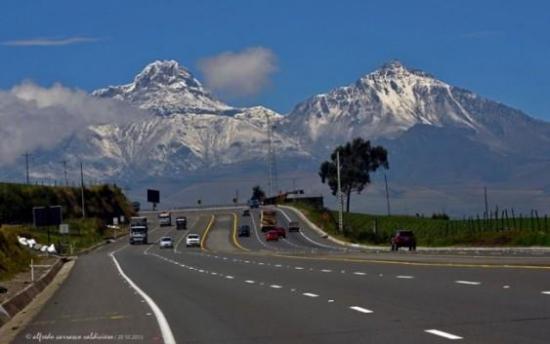 Ecuador ofrecerá la construcción de 23 corredores viales en marzo