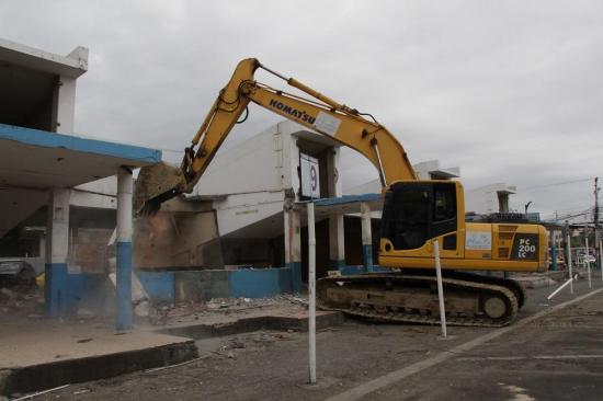 Se empezó a demoler la antigua terminal terrestre de Manta