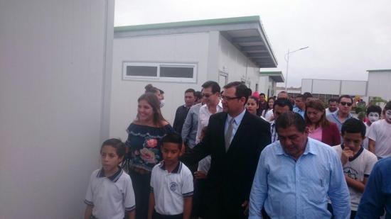 Vicepresidenta Vicuña inaugura Unidad Educativa del Siglo XXI en Manta