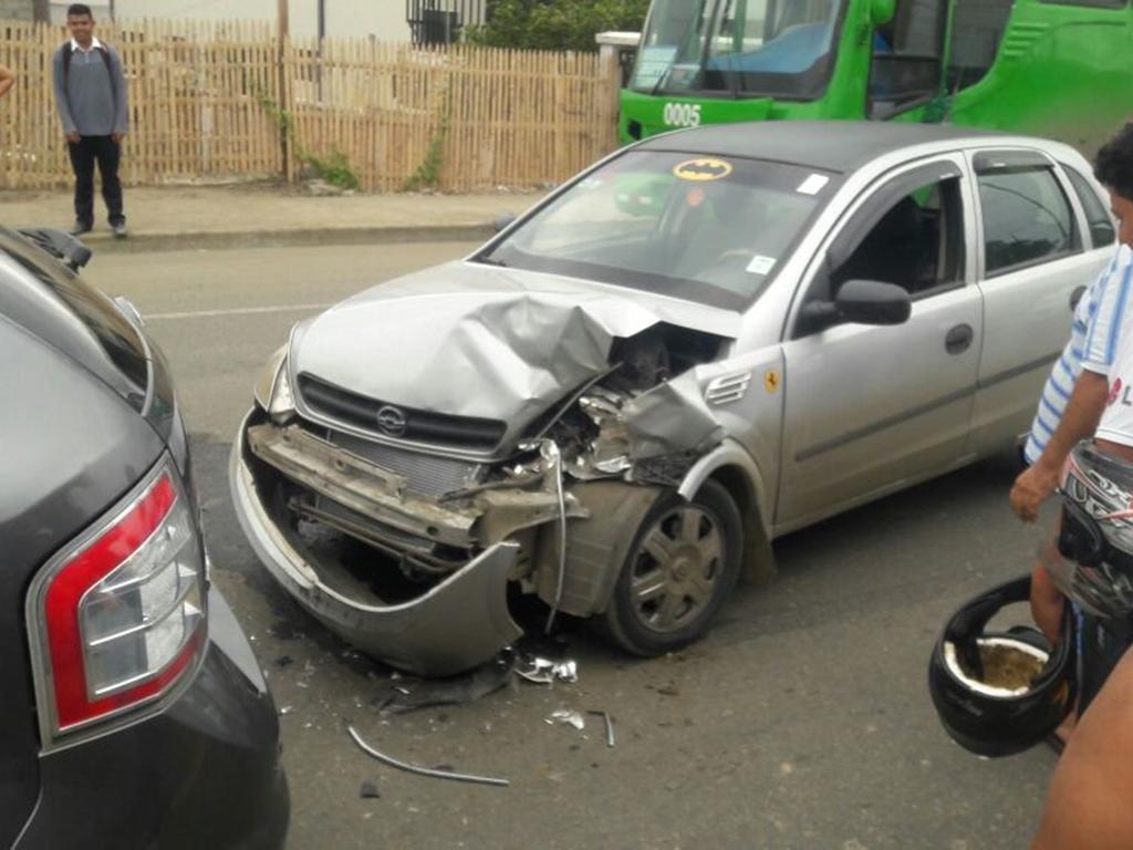 Choque De Dos Carros Deja Daños Materiales | El Diario Ecuador