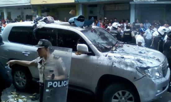 Lanzan huevos y basura contra carros de la caravana de Rafael Correa