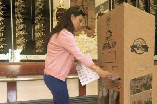 Ecuatorianos en Australia comienzan a votar en referéndum y consulta popular