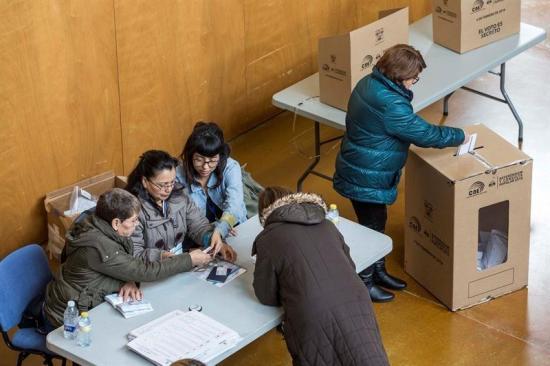 Los ecuatorianos votan en España con normalidad y tiempo adverso