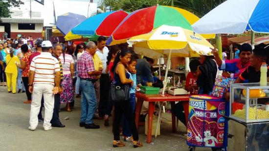 Comerciantes hacen su 'agosto' fuera de los recintos electorales de Ventanas