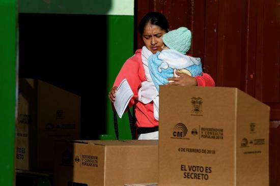 Ecuatorianos cumplen con el proceso de votación por la consulta popular y referéndum