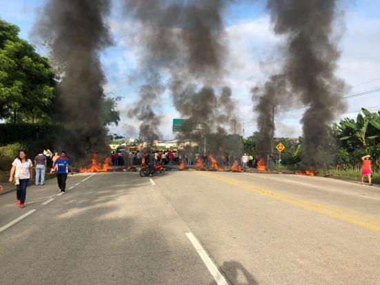 Habilitan el tránsito vehicular en la vía El Carmen-Santo Domingo tras protesta
