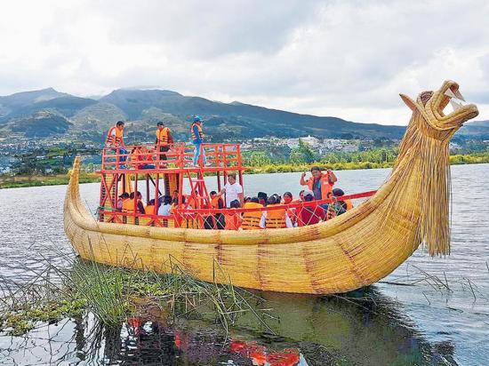 Barca de totora  navega en san pablo
