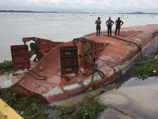 Embarcación se viró  y regó combustible  en el río Guayas