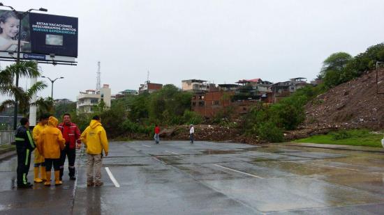 Manta: Lluvia provoca deslizamiento de tierra en la avenida De la Cultura