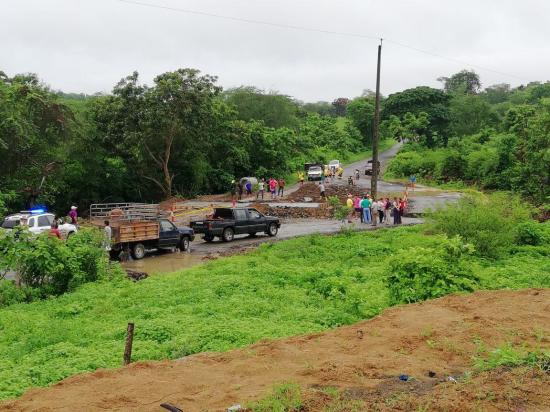 Fuerte lluvia provoca el cierre de la vía Chone-Boyacá