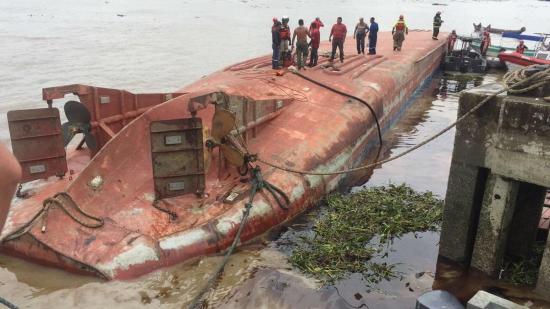Hallan cuerpo de hombre que quedó atrapado al hundirse carguero en Guayaquil