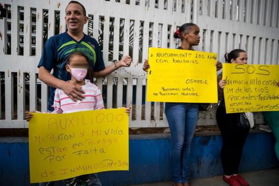 Padres protestan encadenados en principal hospital pediátrico de Venezuela