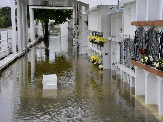 El cementerio de la  parroquia Colón vuelve a estar bajo el agua