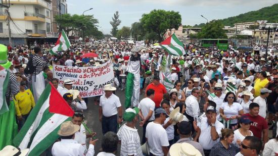Cientos de personas marchan por ''el respeto y la dignidad'' de Manabí