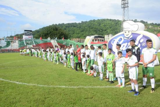 Liga de Portoviejo presentó su plantilla 2018 en la ''fiesta verde y blanco''