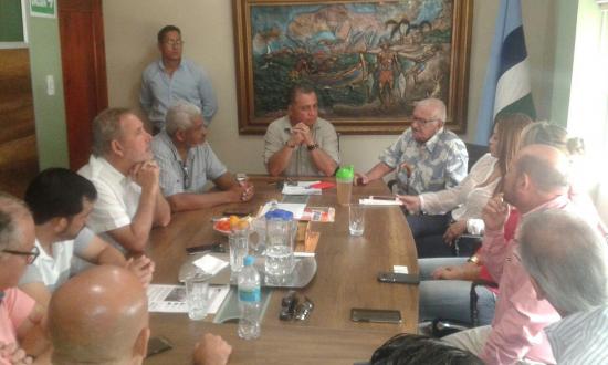 Alcalde de San Vicente y empresarios se reúnen para concretar defensa del aeropuerto Los Perales