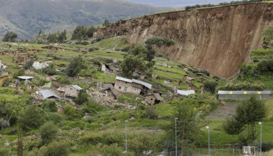 Especialistas estudian un gran deslizamiento de tierra en Andes peruanos