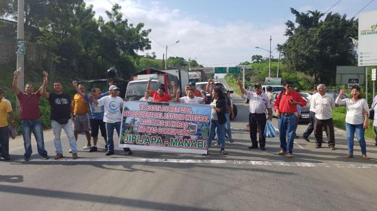 Jipijapa: Cierran vía hacia Portoviejo por falta de agua