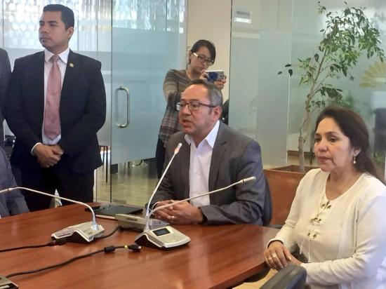 Augusto Espinosa renuncia a presidencia de la Comisión de Educación
