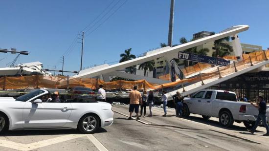 Varios muertos al derrumbarse puente para peatones sobre carretera de Miami