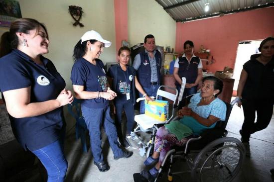 Primera Dama entrega en Manta y Jaramijó ayuda técnica para personas con discapacidad