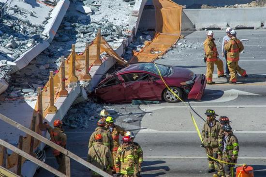 Miami: Suben a 6 los muertos por el hundimiento de un puente peatonal