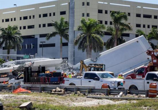 Rescatan tres cuerpos sin vida del puente colapsado de Miami