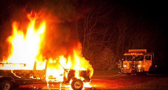 Varios desconocidos incendian una maquinaria forestal y un camión
