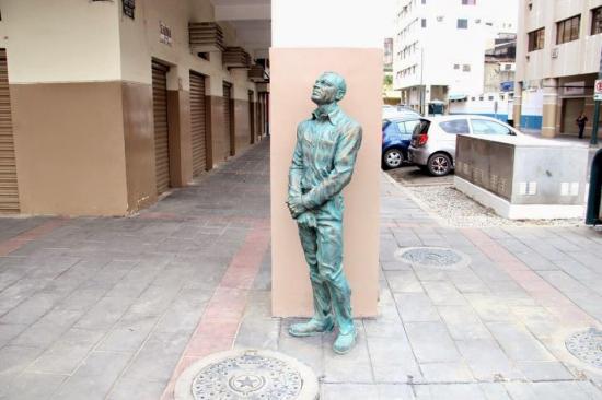 Retiran monumento de Alberto Spencer colocado en el centro de Guayaquil