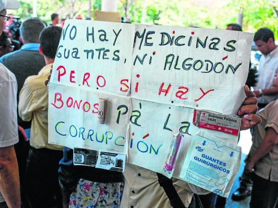 Sanciones y escasez de medicina asfixian a Nicolás Maduro