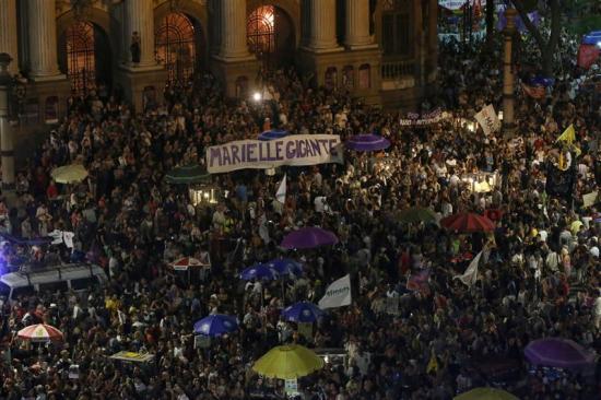 Miles de personas piden justicia en Brasil por concejal asesinada en Río