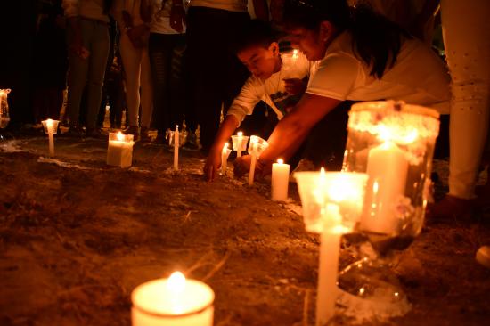 Manta: Actos de fe, acompañados de velas y silencio se congregaron en la exbahía Tarqui