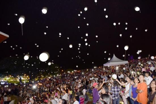 Con velas, globos, y nostalgia se conmemoró la misa campal por los años del 16A en Portoviejo