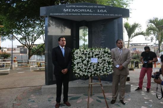 Manta: Colocan ofrenda floral en memoria de las víctimas del terremoto