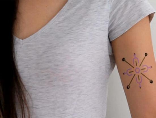 Crean un tatuaje biomédico que detecta altos niveles de calcio en la sangre