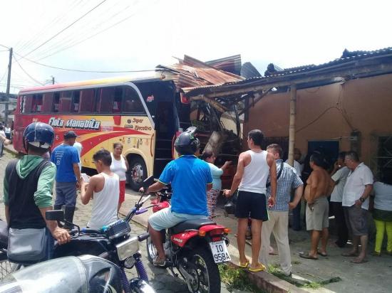 Bus pierde pista y causa daños materiales a una vivienda en El Carmen