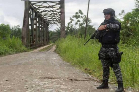 Cientos de ecuatorianos han abandonado sus casas en comunidades fronterizas