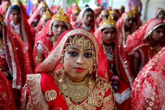 Miles de indios contraen matrimonio en el día de mejor augurio del año