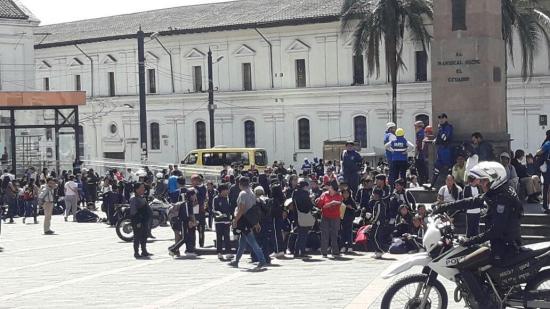 Alarma en una unidad educativa de Quito por supuesta presencia de bomba