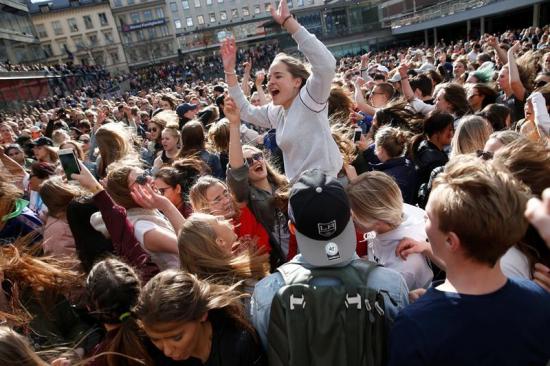 Miles de personas bailan en Estocolmo como homenaje de despedida a Avicii