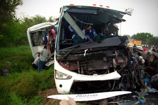 Brasil: Seis muertos y trece heridos en choque entre camión y autobús