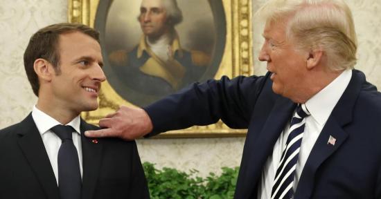 Trump le quita 'la caspa' del hombro a Macron en un extraño gesto de amistad