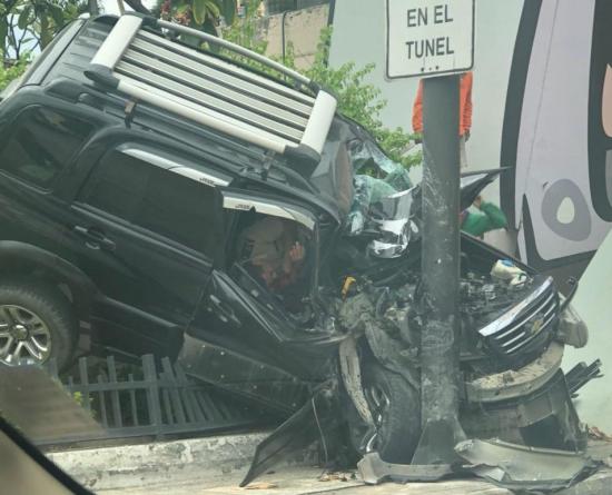 Impactante accidente de tránsito en el centro de Guayaquil deja un herido