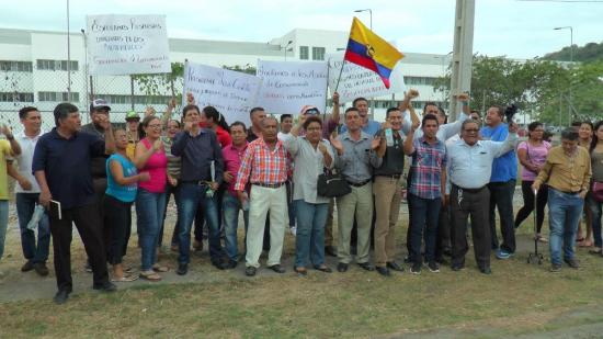 Profesionales protestaron en los exteriores del Hospital de Especialidades de Portoviejo