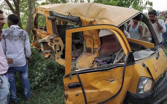 Cerca de 13 niños mueren al chocar un autobús escolar y un tren en la India
