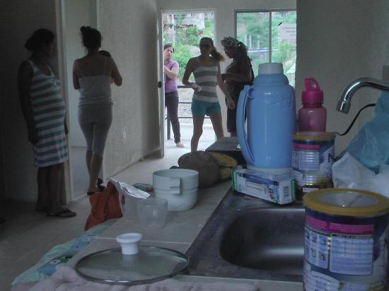 Varias familias ocupan once casas de el Guabito