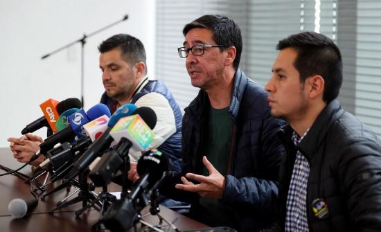 Presidente de Colombia se reúne con familiares de periodistas asesinados del diario El Comercio