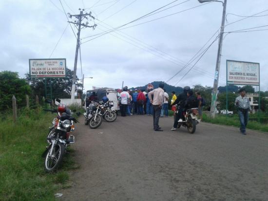 Transportistas rurales de Paján piden arreglos de vía con un plantón pacífico